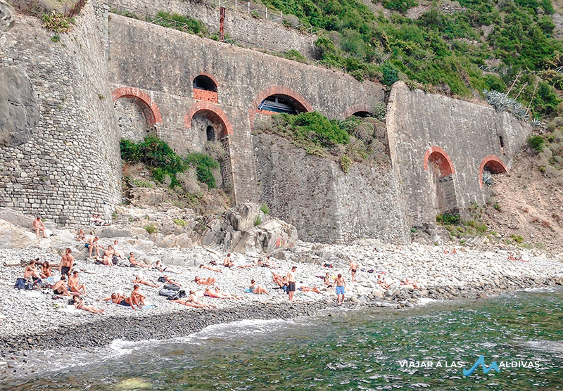 cinque terre playa riomaggiore